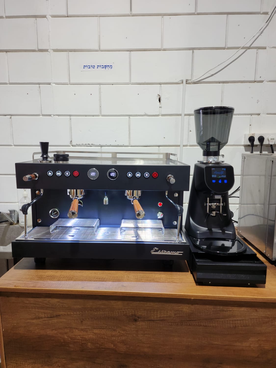 השילוב המנצח: הכירו את מכונת Estremo 300 ומטחנת Amalfi A85plus